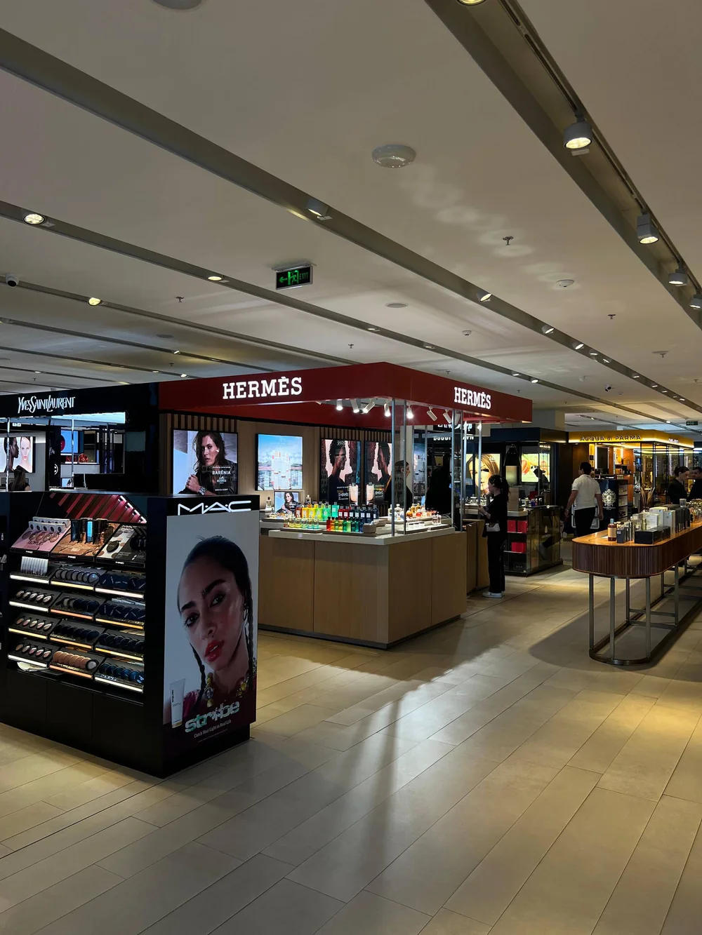Отдел красоты: корнеры Hermès, YSL и MAC