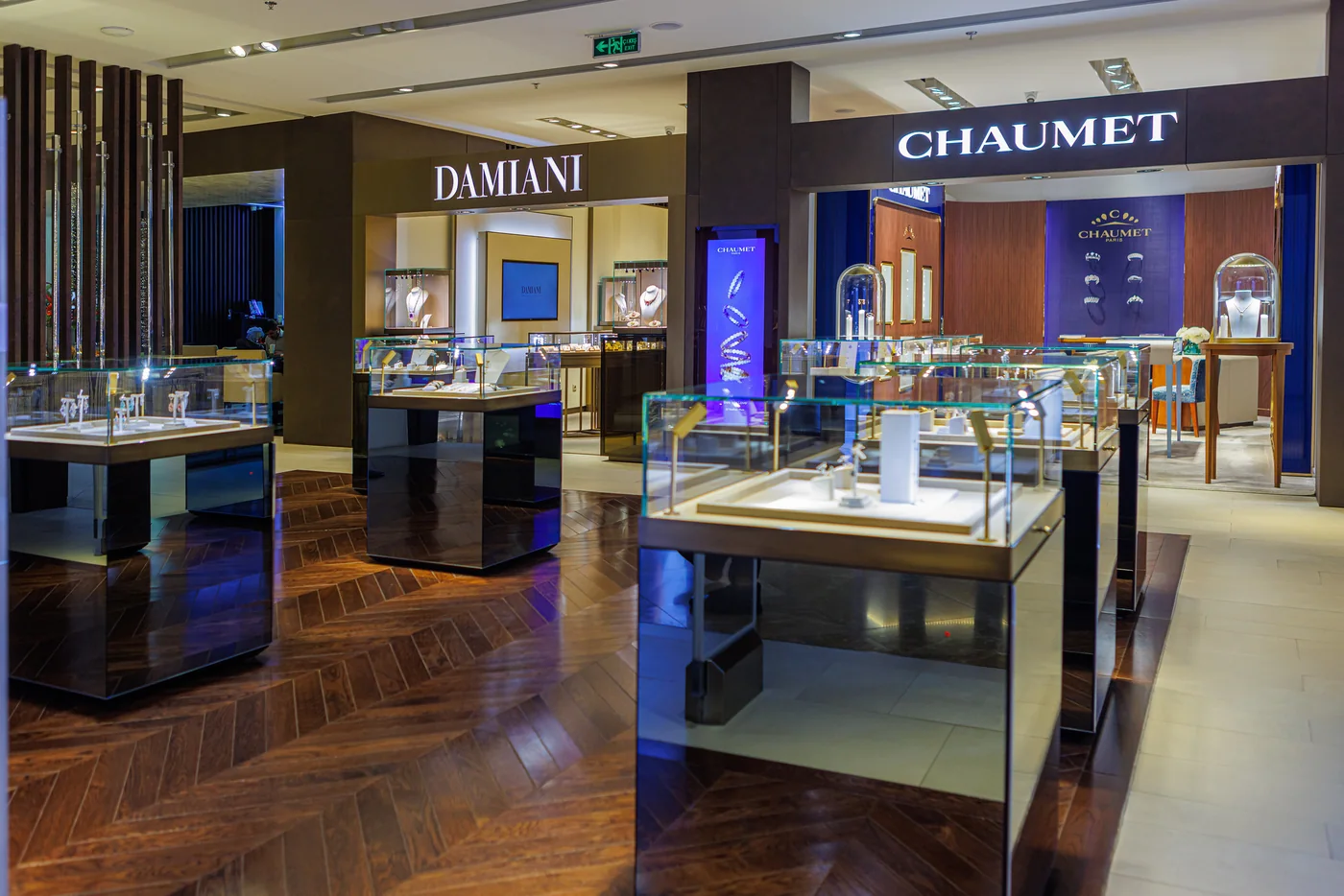 Ювелирный отдел: витрины Damiani и Chaumet