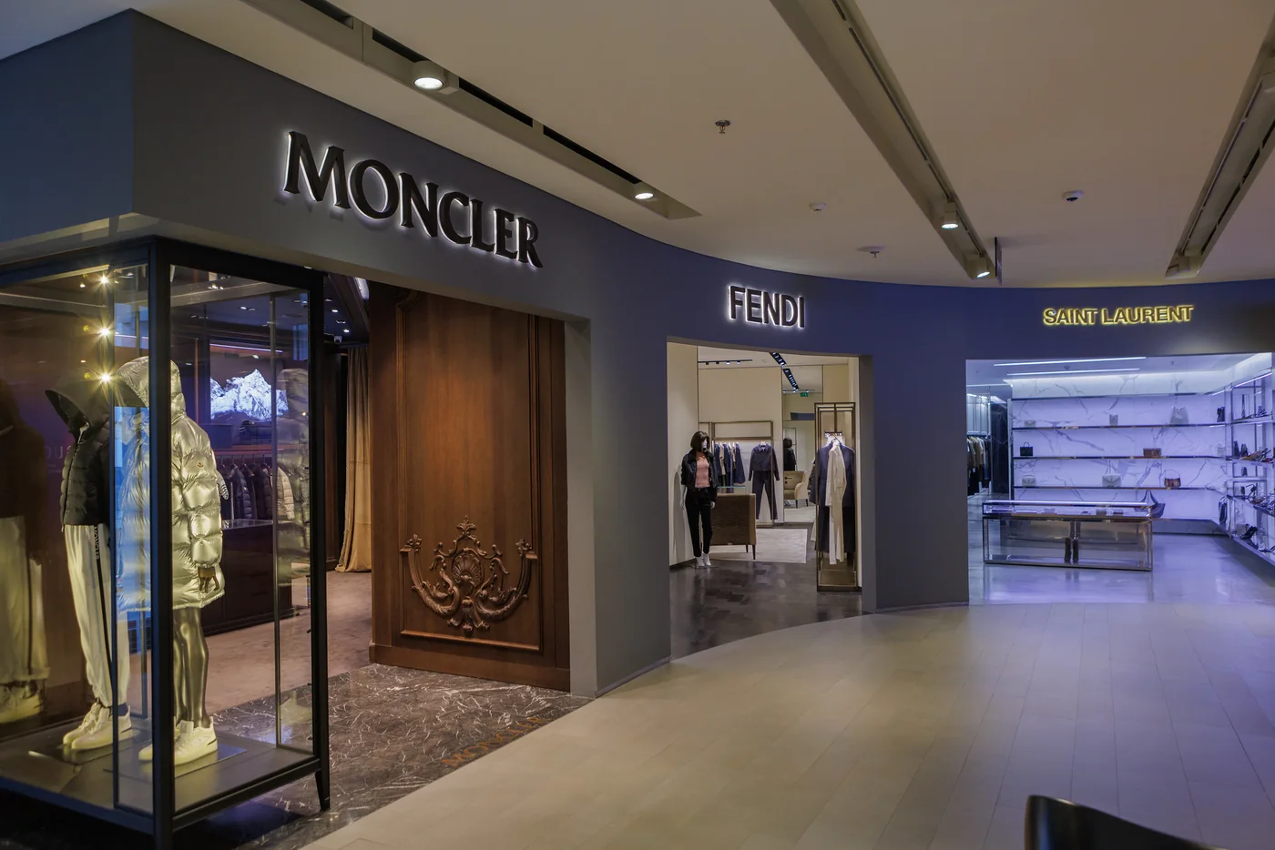 Галерея бутиков: Moncler, Fendi, Saint Laurent