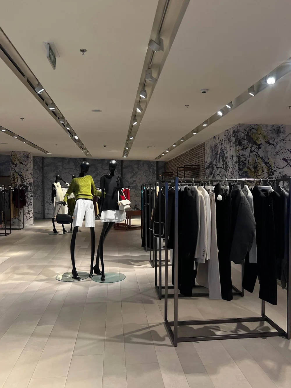 Emporium Young: манекены и вешала с молодёжными коллекциями
